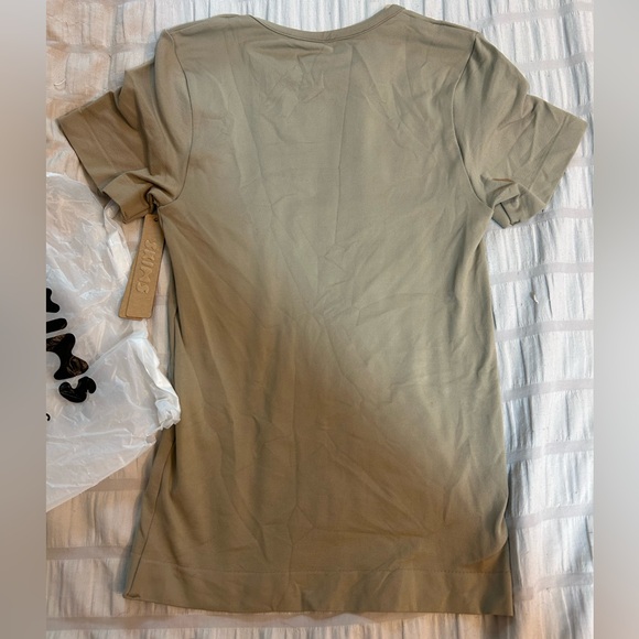 NWT SKIMS Soft Smoothing T Shirt in Desert - Picture 5 of 8